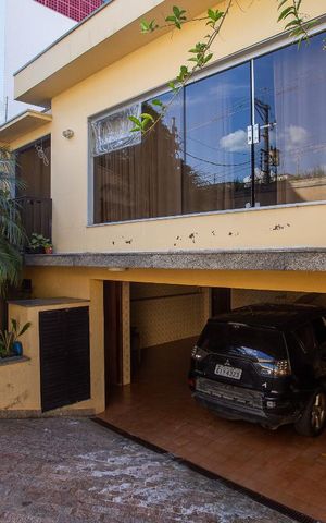 Casa à venda com 366m², 6 quartos e 5 vagas Casa à venda com 366m², 6 quartos e 5 vagasFachada