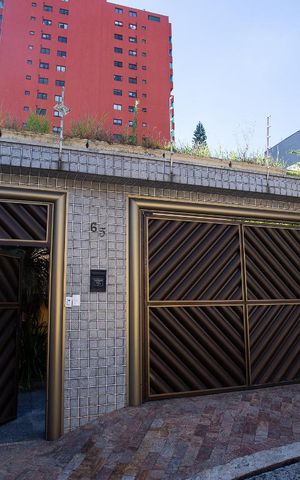 Casa à venda com 366m², 6 quartos e 5 vagas Casa à venda com 366m², 6 quartos e 5 vagasFachada da casa