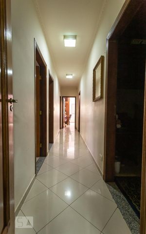 Casa à venda com 366m², 6 quartos e 5 vagas Casa à venda com 366m², 6 quartos e 5 vagasBanheiro Corredor