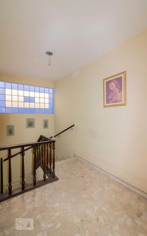 Casa à venda com 220m², 3 quartos e 2 vagas Casa à venda com 220m², 3 quartos e 2 vagasEscadas