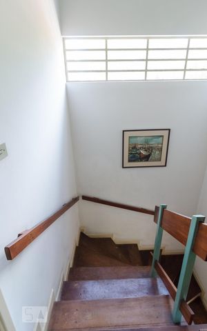 Casa à venda com 350m², 3 quartos e 2 vagasEscadas