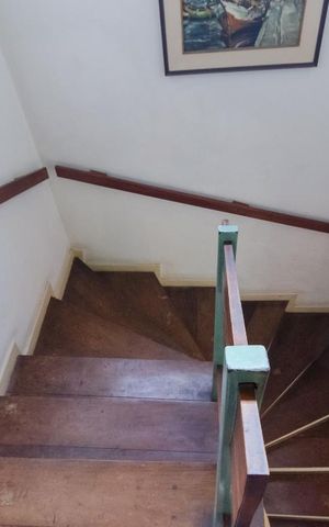Casa à venda com 350m², 3 quartos e 2 vagasEscadas