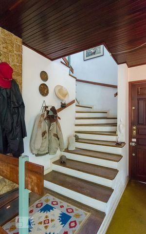 Casa à venda com 350m², 3 quartos e 2 vagasEscadas