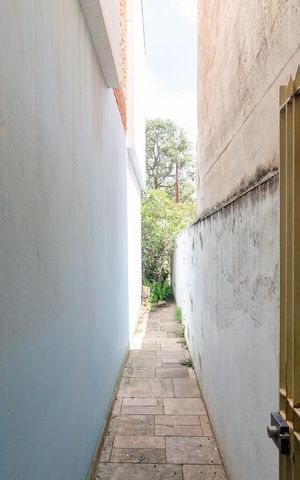 Casa à venda com 350m², 3 quartos e 2 vagasCorredor Externo