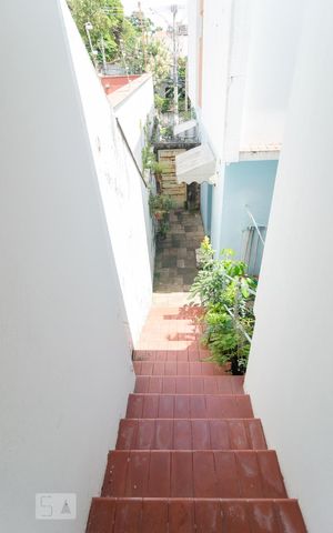 Casa à venda com 350m², 3 quartos e 2 vagasEscadas