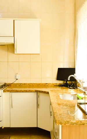 Casa à venda com 282m², 6 quartos e 5 vagas Casa à venda com 282m², 6 quartos e 5 vagasCasa1 Cozinha Entrada