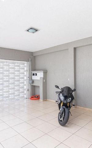 Casa à venda com 280m², 4 quartos e 2 vagas Casa à venda com 280m², 4 quartos e 2 vagasGaragem