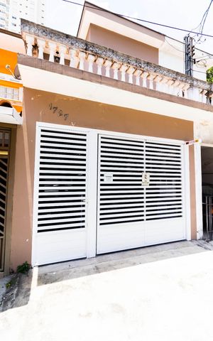 Casa à venda com 204m², 6 quartos e 1 vaga Casa à venda com 204m², 6 quartos e 1 vagaFachada