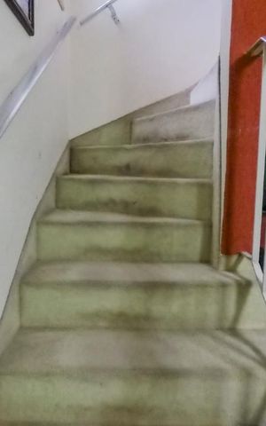 Casa à venda com 200m², 3 quartos e 2 vagasEscada