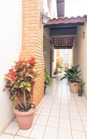 Casa à venda com 354m², 4 quartos e 6 vagas Casa à venda com 354m², 4 quartos e 6 vagasÁrea Externa