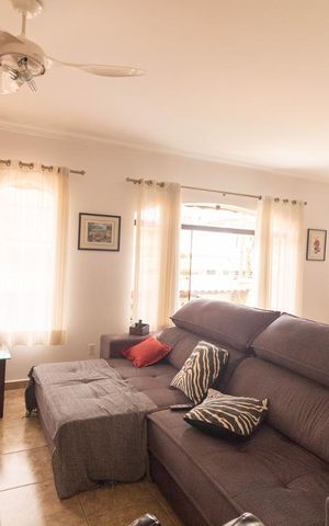 Casa à venda com 354m², 4 quartos e 6 vagas Casa à venda com 354m², 4 quartos e 6 vagasSala