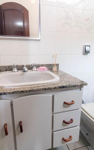 Casa à venda com 354m², 4 quartos e 6 vagas Casa à venda com 354m², 4 quartos e 6 vagasBanheiro 4