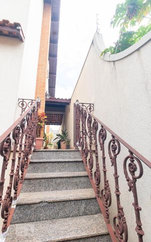 Casa à venda com 354m², 4 quartos e 6 vagas Casa à venda com 354m², 4 quartos e 6 vagasEscada