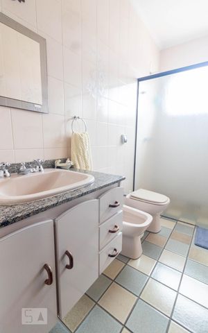 Casa à venda com 354m², 4 quartos e 6 vagas Casa à venda com 354m², 4 quartos e 6 vagasBanheiro