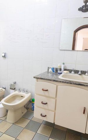 Casa à venda com 354m², 4 quartos e 6 vagas Casa à venda com 354m², 4 quartos e 6 vagasBanheiro 2