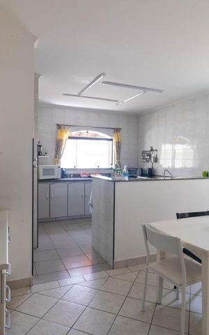 Casa à venda com 354m², 4 quartos e 6 vagas Casa à venda com 354m², 4 quartos e 6 vagasCozinha