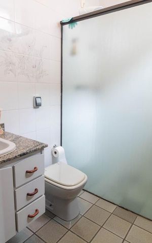 Casa à venda com 354m², 4 quartos e 6 vagas Casa à venda com 354m², 4 quartos e 6 vagasBanheiro 4
