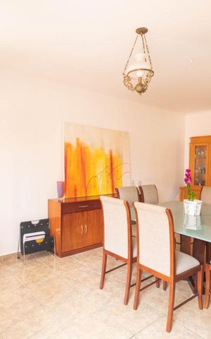 Casa à venda com 354m², 4 quartos e 6 vagas Casa à venda com 354m², 4 quartos e 6 vagasSala