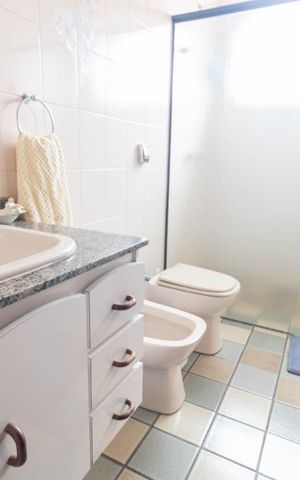 Casa à venda com 354m², 4 quartos e 6 vagas Casa à venda com 354m², 4 quartos e 6 vagasBanheiro