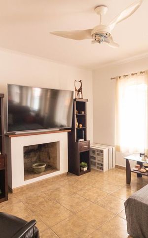 Casa à venda com 354m², 4 quartos e 6 vagas Casa à venda com 354m², 4 quartos e 6 vagasSala