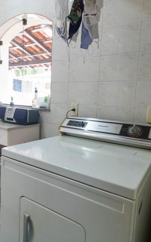 Casa à venda com 354m², 4 quartos e 6 vagas Casa à venda com 354m², 4 quartos e 6 vagasÁrea de Serviço