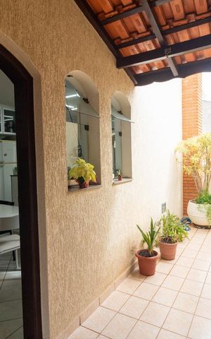 Casa à venda com 354m², 4 quartos e 6 vagas Casa à venda com 354m², 4 quartos e 6 vagasÁrea Externa