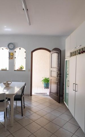 Casa à venda com 354m², 4 quartos e 6 vagas Casa à venda com 354m², 4 quartos e 6 vagasCozinha