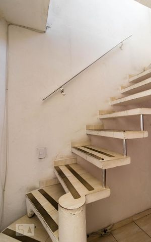 Casa para alugar com 60m², 1 quarto e sem vaga Casa para alugar com 60m², 1 quarto e sem vagaEscada