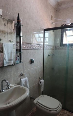 Casa à venda com 233m², 3 quartos e 5 vagasBanheiro da Suíte 1