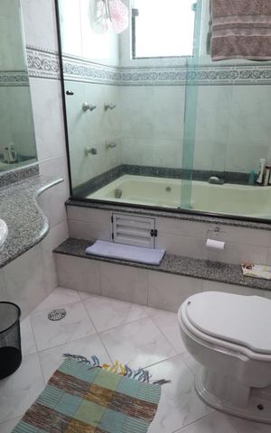 Casa à venda com 233m², 3 quartos e 5 vagasBanheiro da Suíte 2