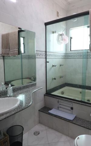 Casa à venda com 233m², 3 quartos e 5 vagasBanheiro da Suíte 2