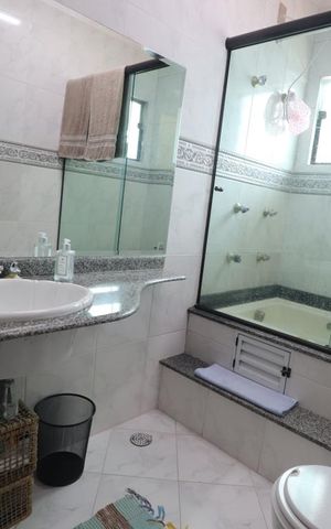 Casa à venda com 233m², 3 quartos e 5 vagasBanheiro da Suíte 2