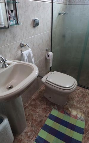 Casa à venda com 233m², 3 quartos e 5 vagasBanheiro da Suíte 1