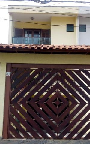 Casa à venda com 233m², 3 quartos e 5 vagas Casa à venda com 233m², 3 quartos e 5 vagasFachada