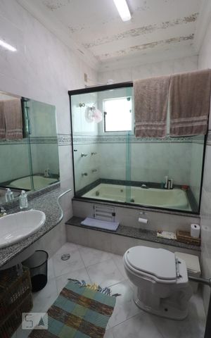 Casa à venda com 233m², 3 quartos e 5 vagasBanheiro da Suíte 2