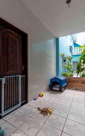 Casa à venda com 218m², 3 quartos e 2 vagas Casa à venda com 218m², 3 quartos e 2 vagasAcesso de Entrada