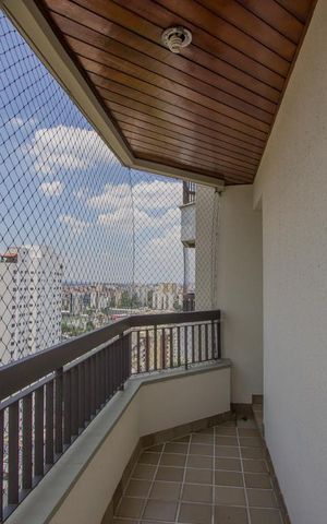 Apartamento à venda com 380m², 3 quartos e 4 vagas Apartamento à venda com 380m², 3 quartos e 4 vagasVaranda 1