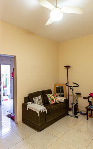 Casa à venda com 100m², 4 quartos e sem vaga Casa à venda com 100m², 4 quartos e sem vagaSala