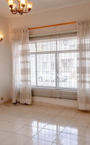Casa à venda com 171m², 2 quartos e 5 vagas Casa à venda com 171m², 2 quartos e 5 vagasSala