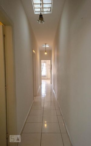Casa à venda com 171m², 2 quartos e 5 vagas Casa à venda com 171m², 2 quartos e 5 vagasCorredor