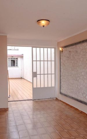 Casa à venda com 171m², 2 quartos e 5 vagas Casa à venda com 171m², 2 quartos e 5 vagasGaragem
