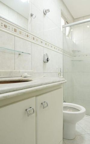 Casa de condomínio para alugar com 170m², 3 quartos e 2 vagas Casa de condomínio para alugar com 170m², 3 quartos e 2 vagasBanheiro da Suíte 1