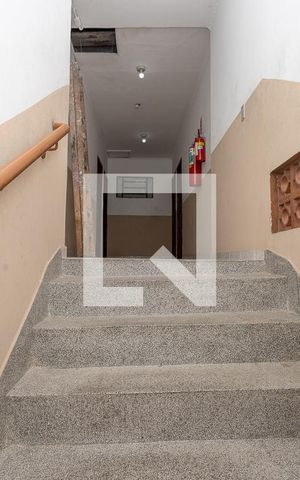 Apartamento para alugar com 65m², 2 quartos e sem vaga Apartamento para alugar com 65m², 2 quartos e sem vagaEscada