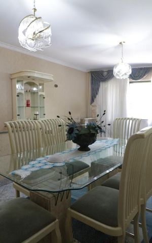 Casa à venda com 180m², 2 quartos e 2 vagasSala