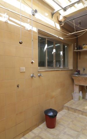 Casa à venda com 180m², 2 quartos e 2 vagasArea de serviço