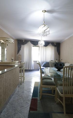 Casa à venda com 180m², 2 quartos e 2 vagasSala