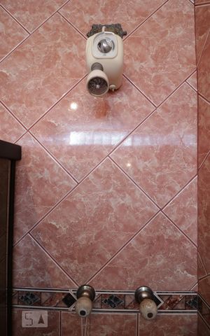 Casa à venda com 180m², 2 quartos e 2 vagasBanheiro Social - chuveiro