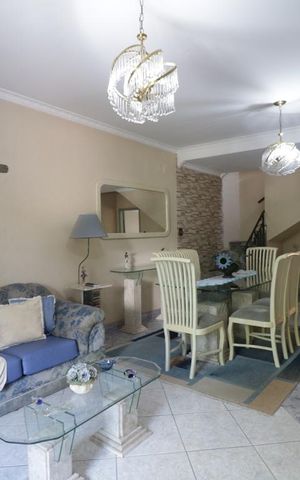 Casa à venda com 180m², 2 quartos e 2 vagasSala
