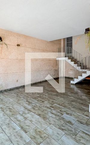 Casa à venda com 200m², 4 quartos e 3 vagas Casa à venda com 200m², 4 quartos e 3 vagasÁrea comum