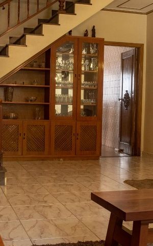 Casa à venda com 240m², 3 quartos e 6 vagas Casa à venda com 240m², 3 quartos e 6 vagasSala